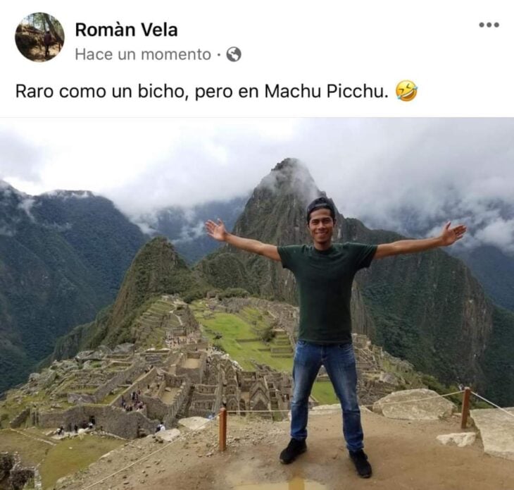Chico paseando en Machu Pichu; Mexicanos están compartiendo fotos de sus viajes con ingeniosas rimas