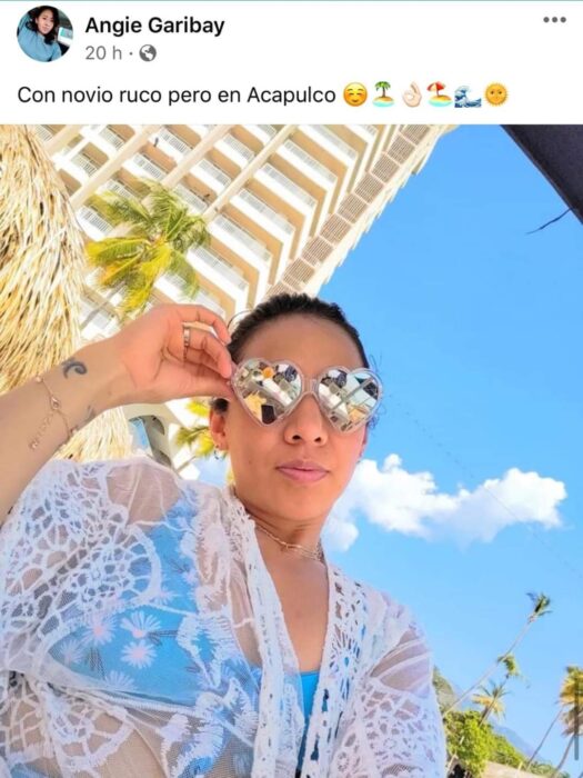Chica paseando en la playa, llevando gafas de sol en forma de corazón; Mexicanos están compartiendo fotos de sus viajes con ingeniosas rimas