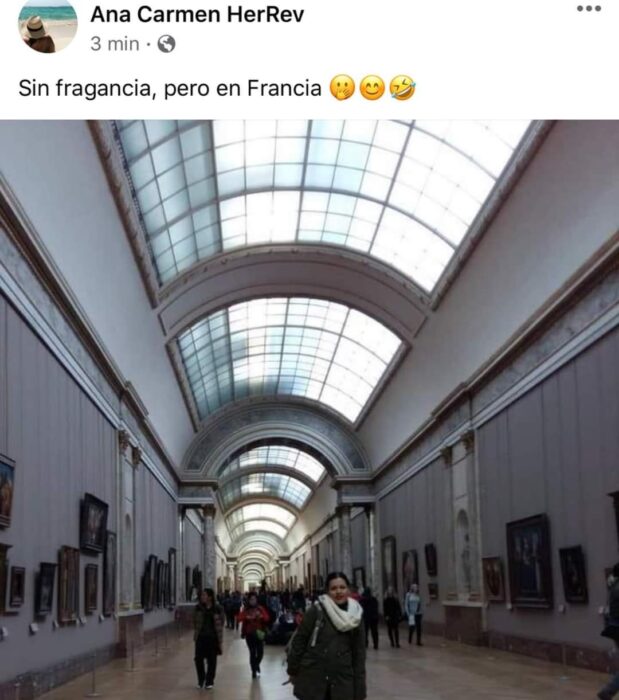 Chica posando dentro de un museo en Francia; Mexicanos están compartiendo fotos de sus viajes con ingeniosas rimas