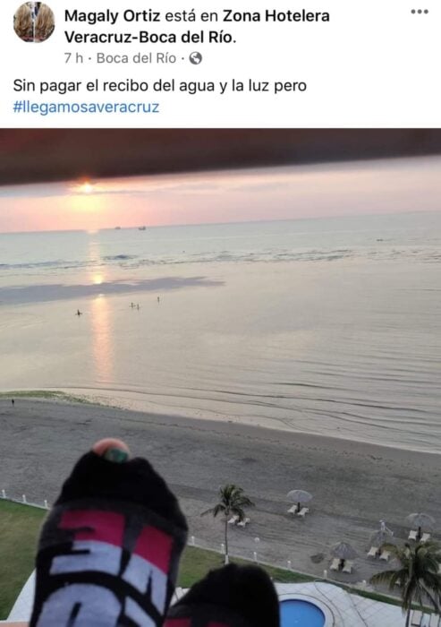 Señora tomando una foto de sus pies en la playa; Mexicanos están compartiendo fotos de sus viajes con ingeniosas rimas