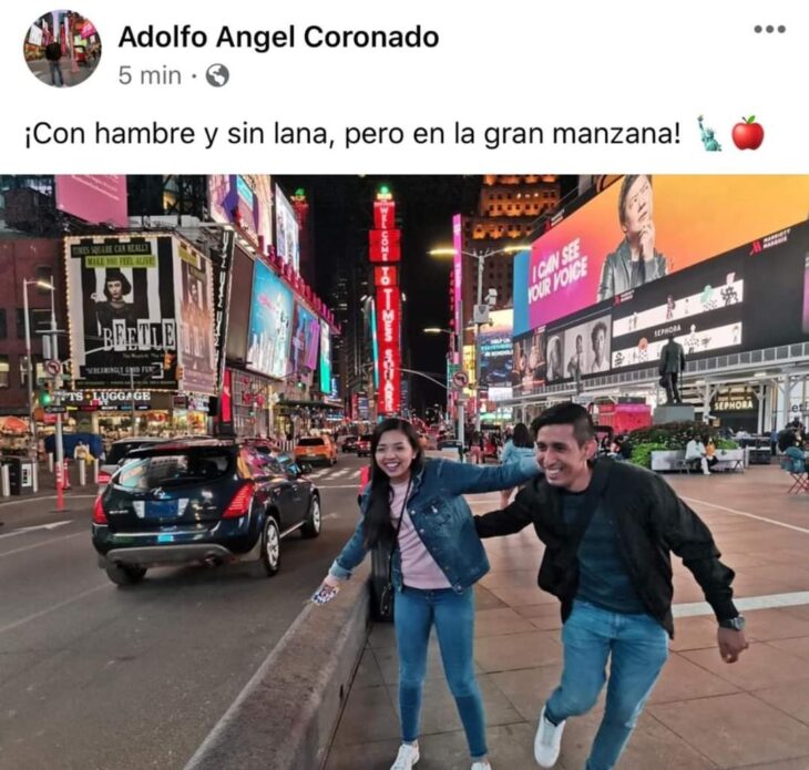 Pareja de novios paseando en Nueva York; Mexicanos están compartiendo fotos de sus viajes con ingeniosas rimas