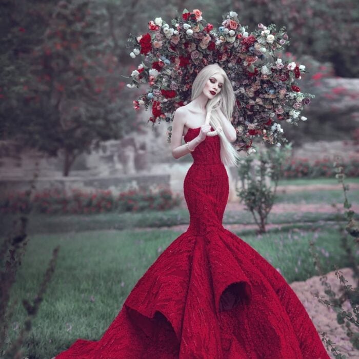 Ruby Vizcarra, modelo albina mexicana posando para una foto mientras usa un vestido de color rojo 