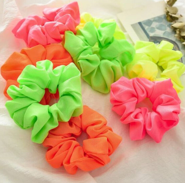 Scrunchies en colores neón