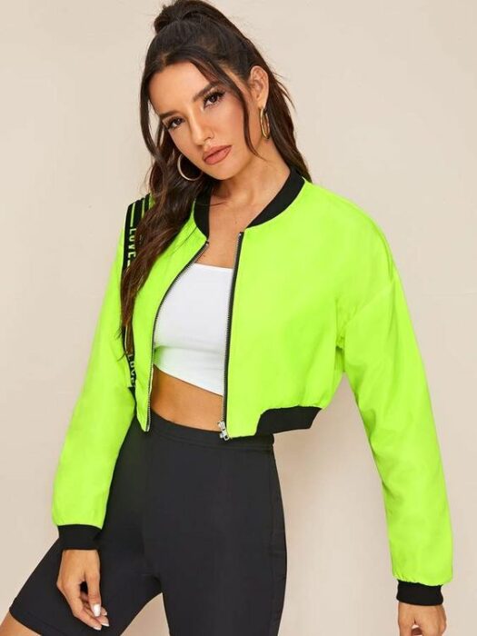  Chica usando bomber tipo crop top en color verde neón