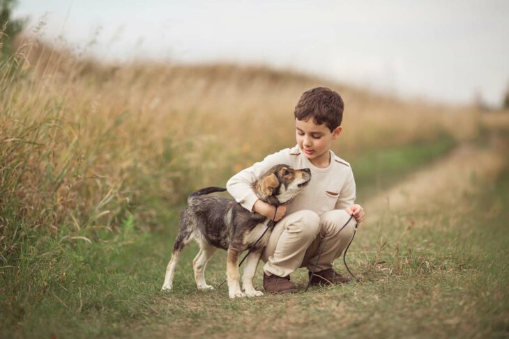 Niño junto a su perro en un paradero; Niño busca a su perro con dibujo porque no tiene fotos de é