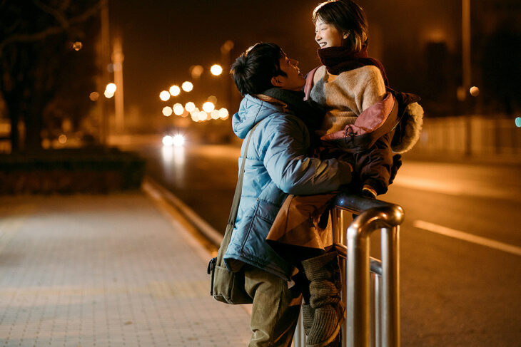 Boran Jing y Dongyu Zhou en la película Nosotros y ellos, paseando en una avenida