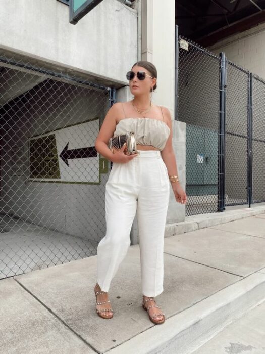 Chica usando un outfit de color blanco con top de color café 