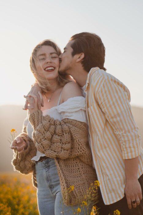 Pareja disfrutando de una tarde al aire libre