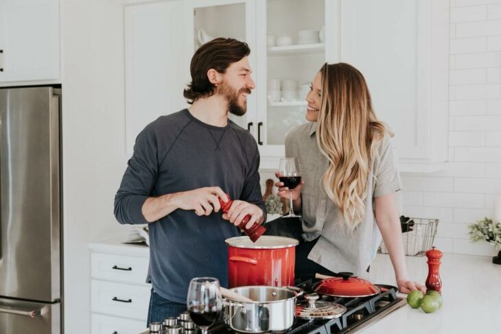 Pareja cocinando y platicando