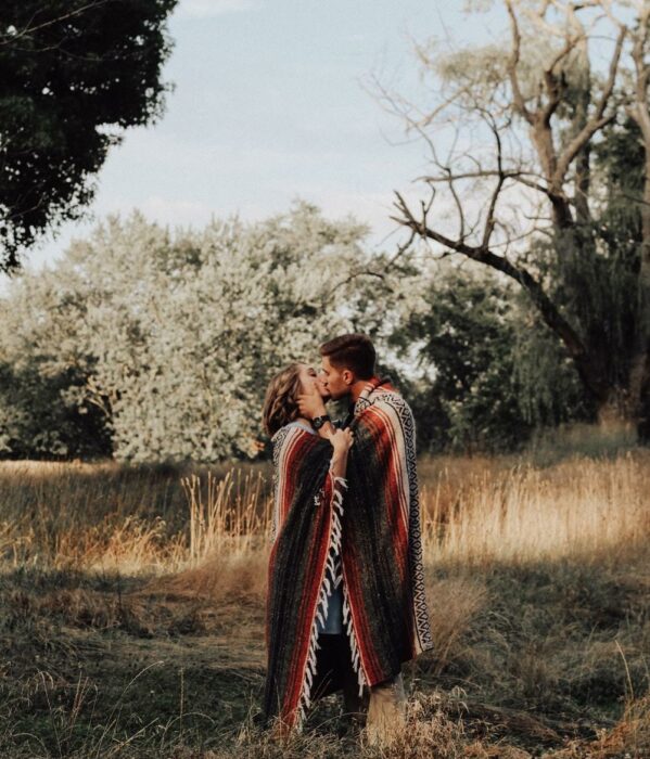 Pareja besándose en el bosque