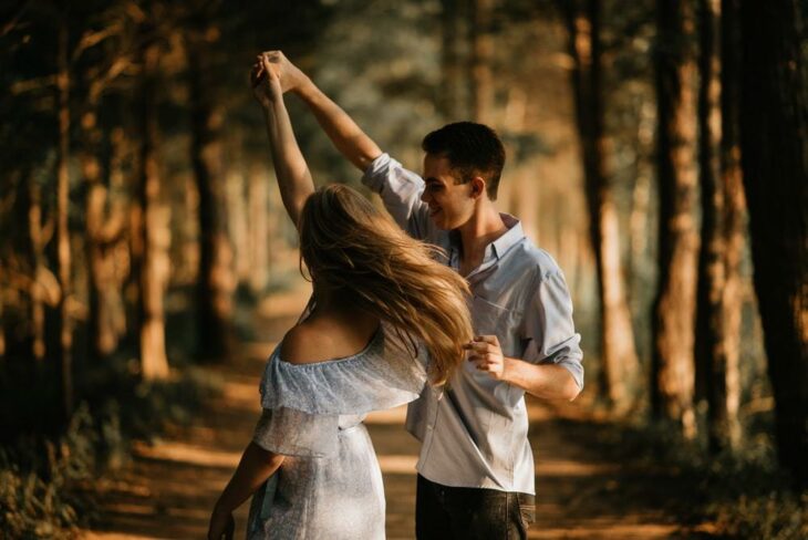 Pareja bailando en el bosque