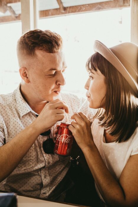 Pareja bebiendo un refresco