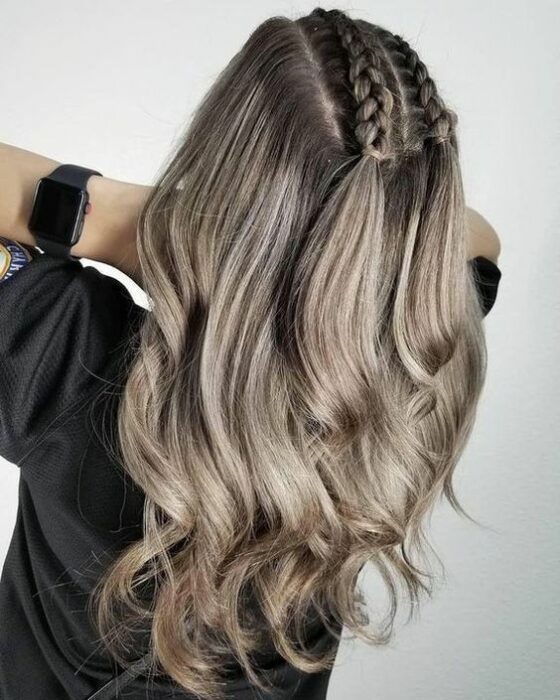 Chica de cabello medio, con dos trenzas que terminan en colitas