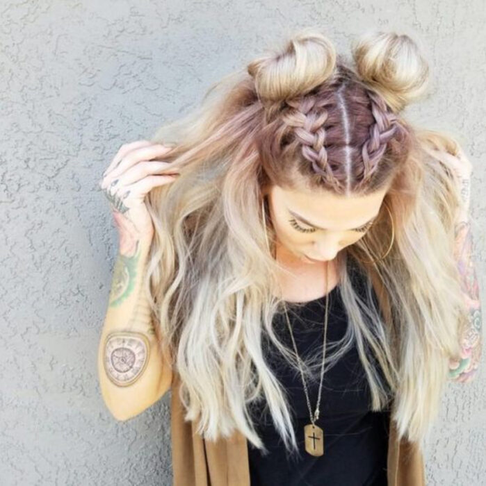 Chica de cabello rubio con dos trenzas que terminan en buns