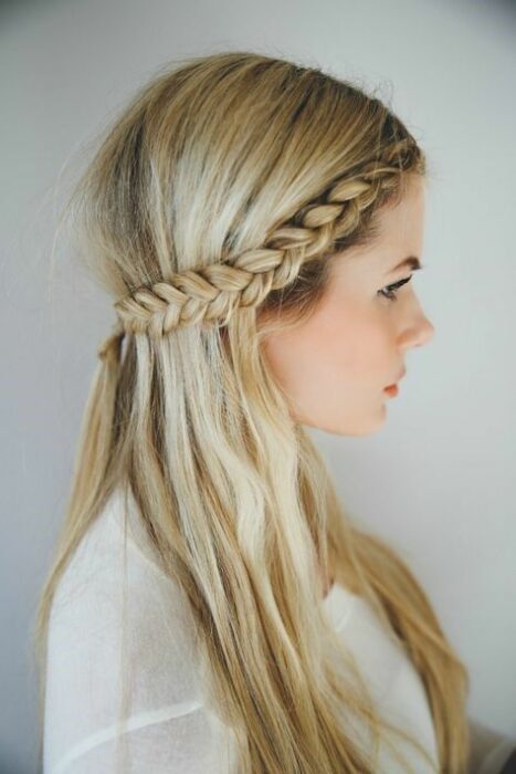 Chica de cabello rubio con corona de trenza que se une debajo de la nuca