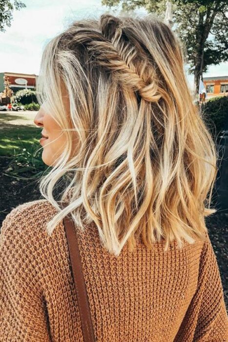 Chica de cabello corto peinada con una trenza holgada