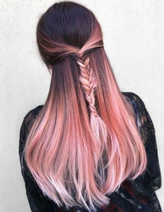 Chica de cabello negro con rosa con trenza