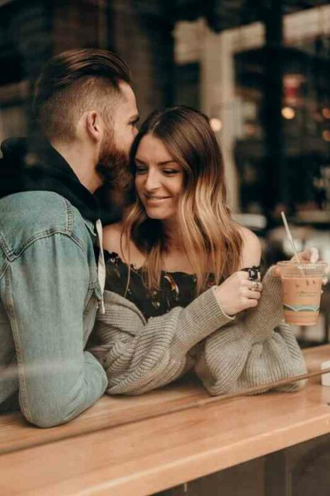 Pareja tomando un café mientras están conversando 