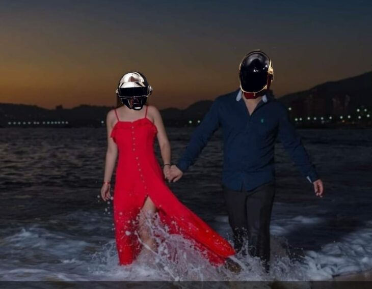 edición de daft punk en la foto de una pareja que camina por la playa