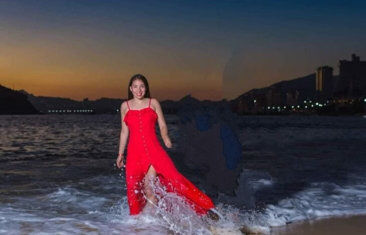 Edición en la foto de una pareja que camina por la playa