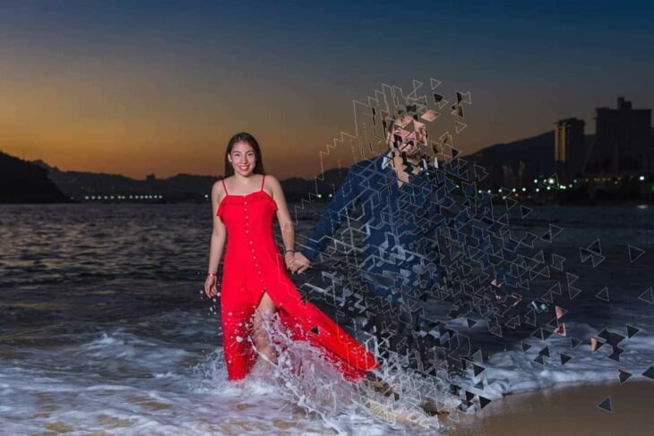 Edición de pixeles en la foto de una pareja que camina por la playa