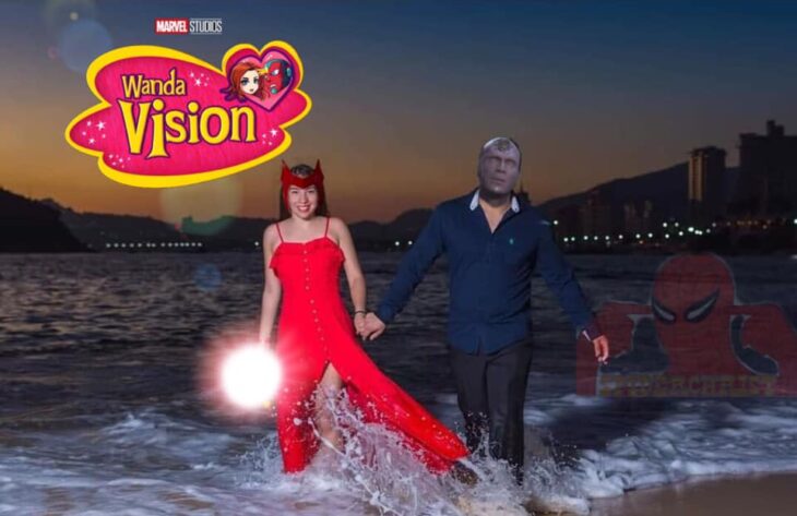 Edición con los personajes de wandavisión en la foto de una pareja que camina por la playa