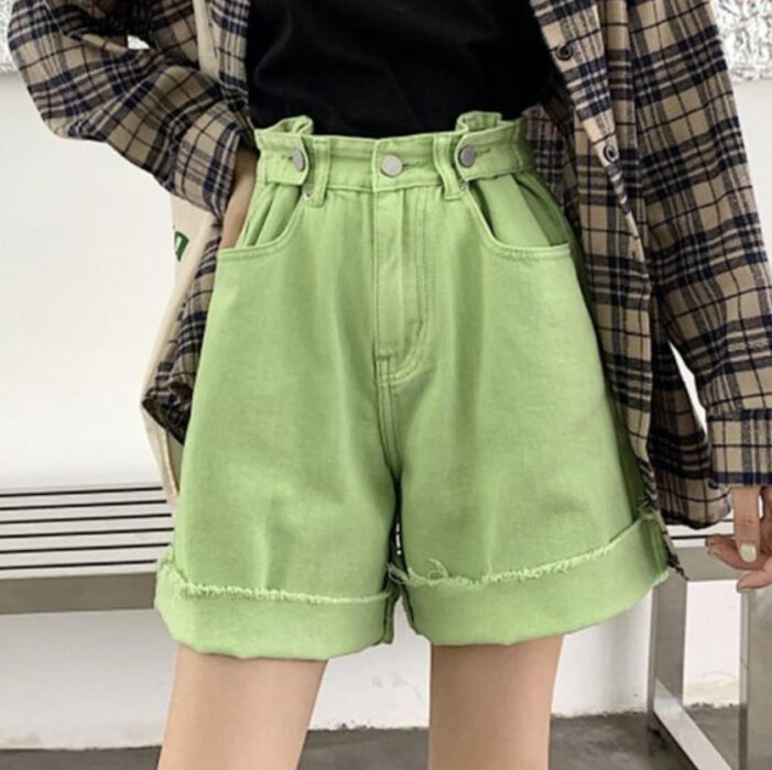 Chica usando short holgados color verde