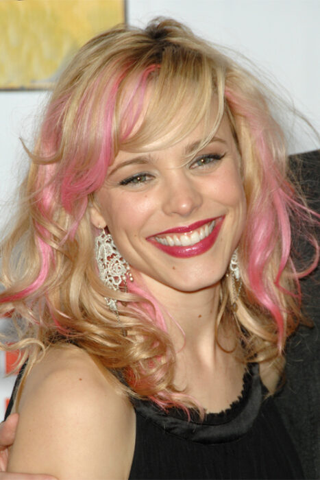 Rachel McAdams con el cabello rosa