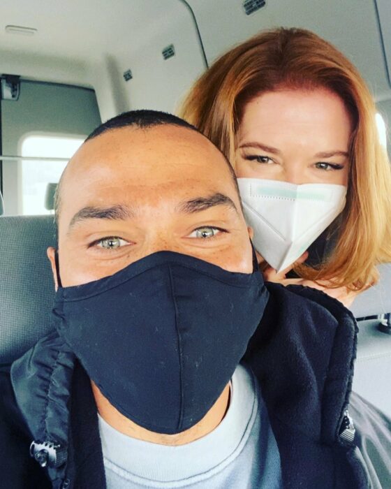 Foto de Jesse Williams y Sarah Drew en el set de grabaciones de 'Grey's Anatomy'