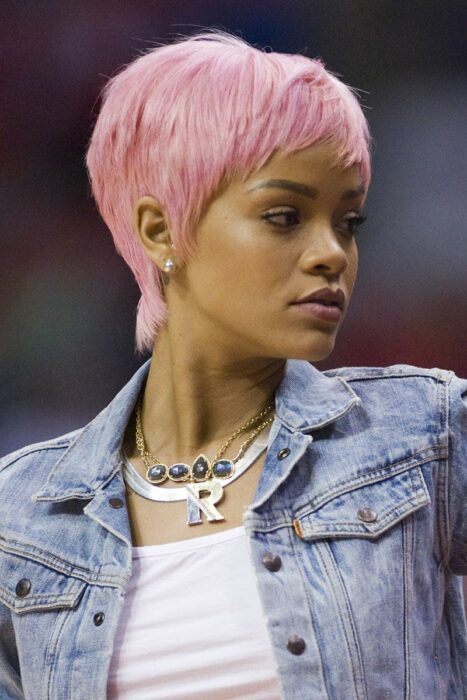 Rihanna con el cabello rosa