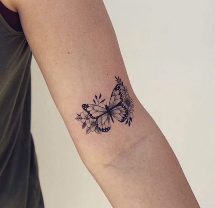 Tatuaje de mariposa en el interior del brazo