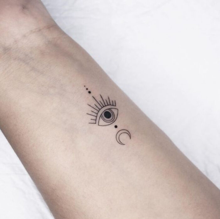 Tatuaje de un ojo turco sobre la muñeca