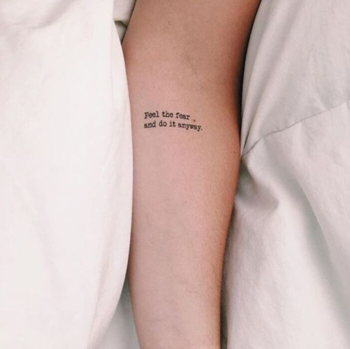 Tatuaje de una frase en la parte interna del antebrazo