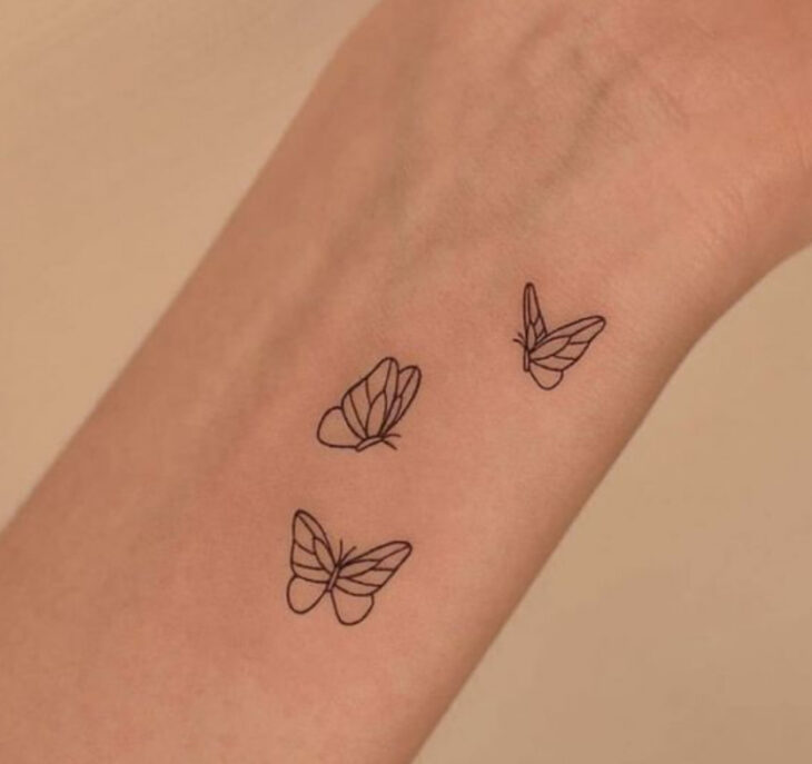 Tatuaje de mariposas en la muñeca