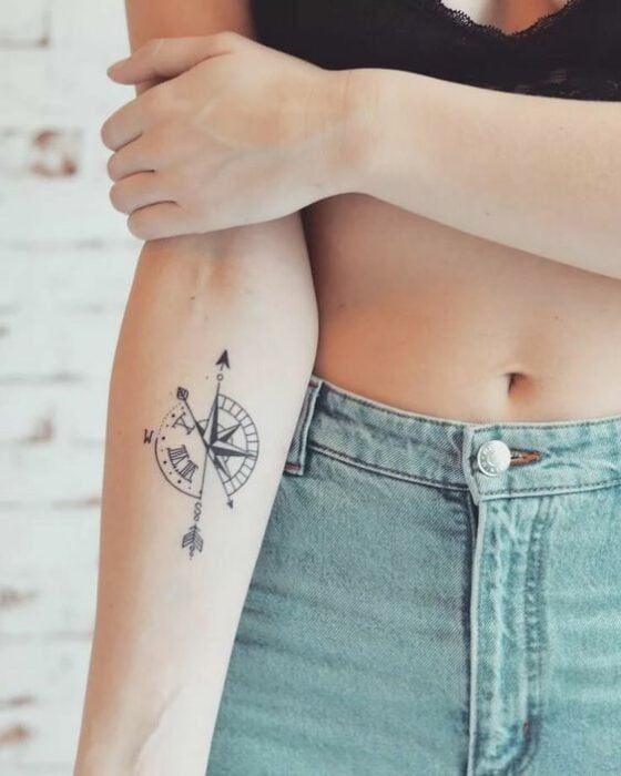 Tatuaje de una brújula sobre la parte interna del brazo