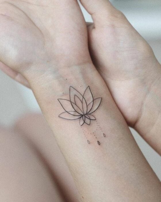 Tatuaje de la silueta de una flor de loto sobre la muñeca