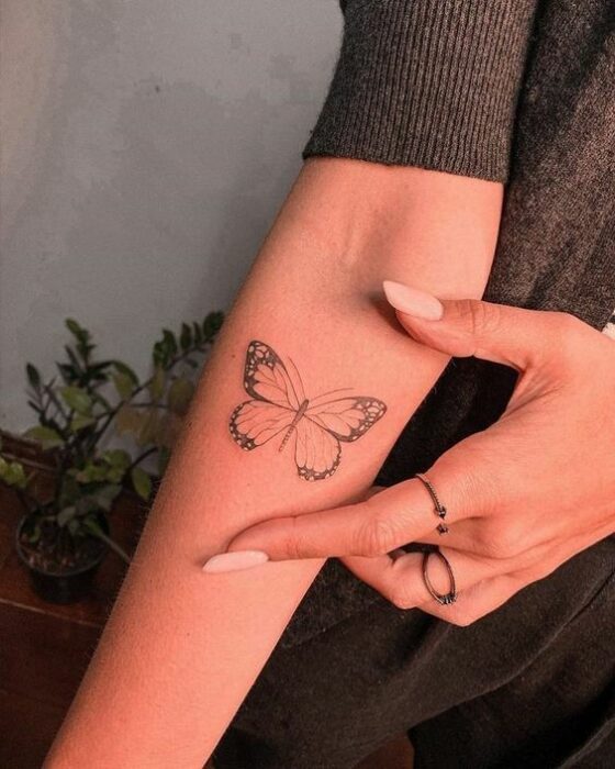 Tatuaje de una mariposa sobre la parte interna del brazo