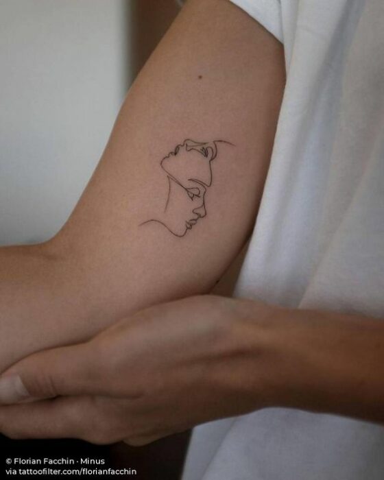 Tatuaje de rostros en el interior del antebrazo