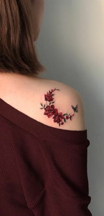 Tatuaje de una luna formada de rosas rojas sobre el hombro