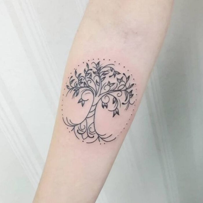 Tatuaje del árbol de la vida en la parte interna del brazo