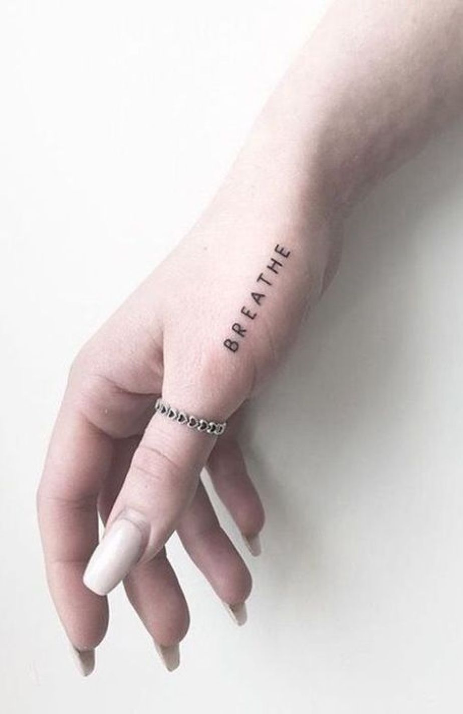 10 Diseños de tatuajes aesthetic que hasta tu mamá amará ver Moda y