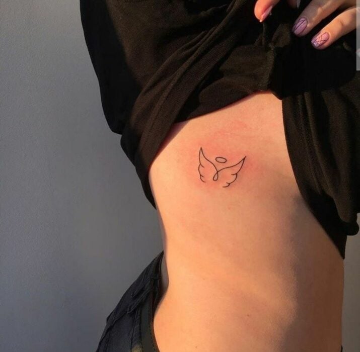 Chica con un tatuaje en forma de ángel en las costillas 