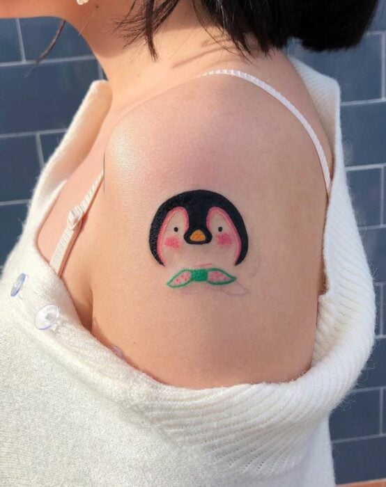 Tatuaje en forma de pinguino con lineas finas de colores; Tatuajes con diseños kawaii para niñas bien