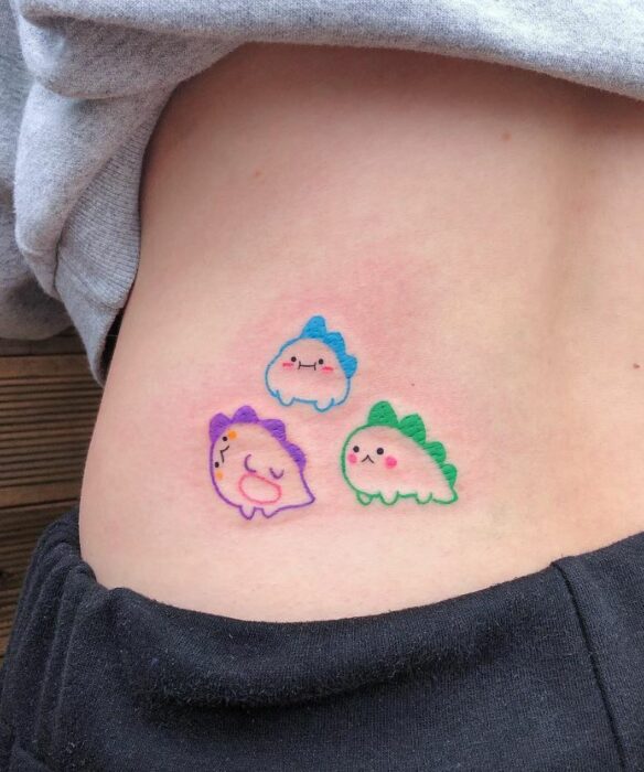 Tatuajes de dinosaurios en líneas finas de colores; Tatuajes con diseños kawaii para niñas bien