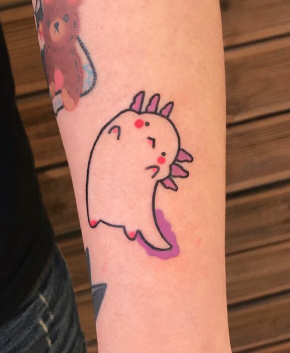 Tatuaje en forma de ajolote en tonos morados; Tatuajes con diseños kawaii para niñas bien