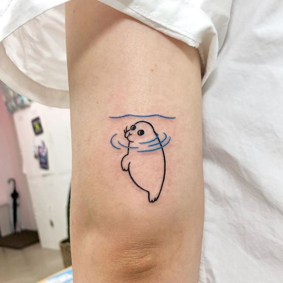 Tatuaje en líneas simulando una foca; Tatuajes con diseños kawaii para niñas bien