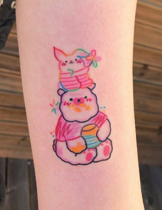 Tatuaje de colores simulando a Winnie Pooh y Puerquito; Tatuajes con diseños kawaii para niñas bien