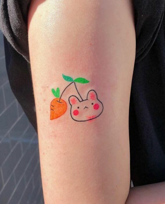 Tatuaje de conejito con una zanahoria colgando; Tatuajes con diseños kawaii para niñas bien