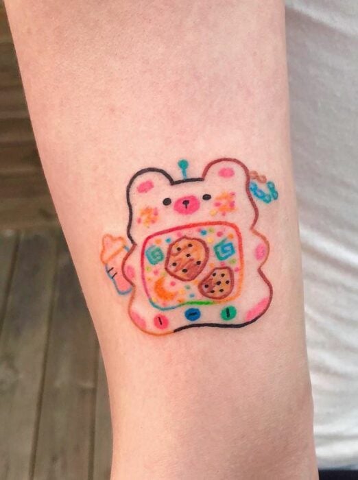 Tatuaje con líneas simulando un osito comiendo galletas; Tatuajes con diseños kawaii para niñas bien