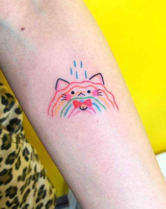 Tatuaje de gato arcoíris; Tatuajes con diseños kawaii para niñas bien